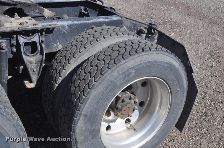 image for item G7496 1995 International 9200 semi truck