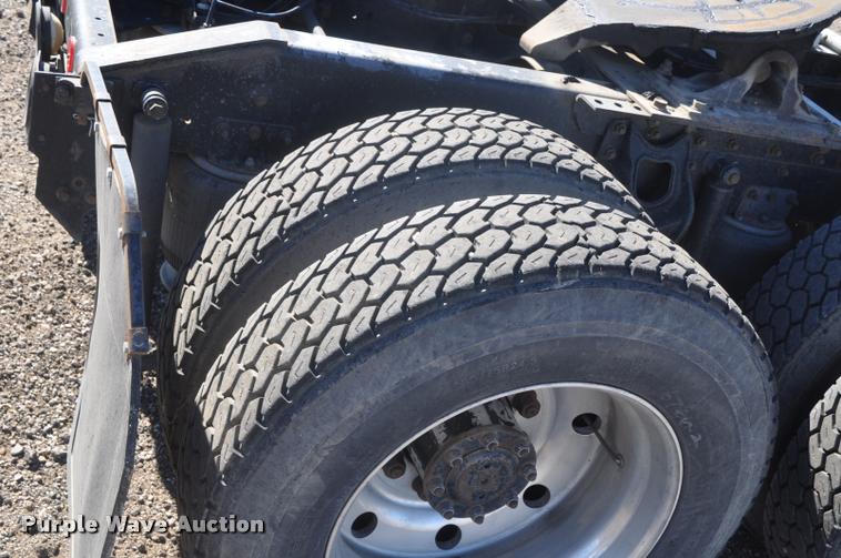 image for item G7496 1995 International 9200 semi truck