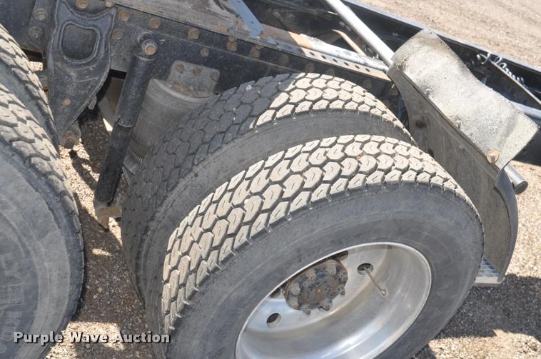 image for item G7496 1995 International 9200 semi truck