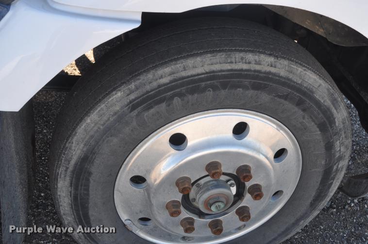 image for item G7496 1995 International 9200 semi truck