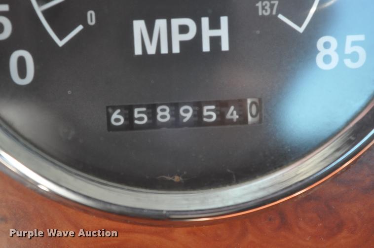 image for item G7496 1995 International 9200 semi truck