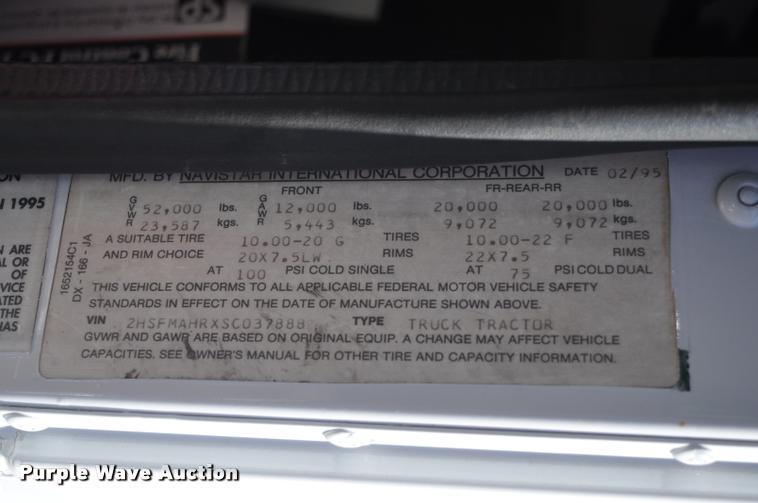 image for item G7496 1995 International 9200 semi truck