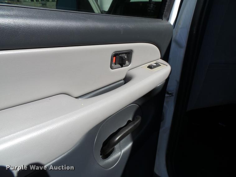 image for item J5741 2001 Chevrolet Suburban K1500 SUV