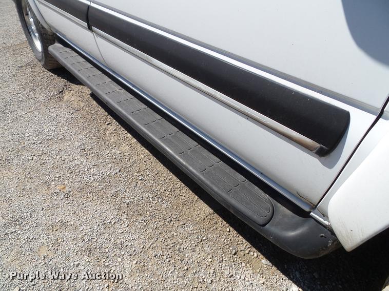 image for item J5741 2001 Chevrolet Suburban K1500 SUV