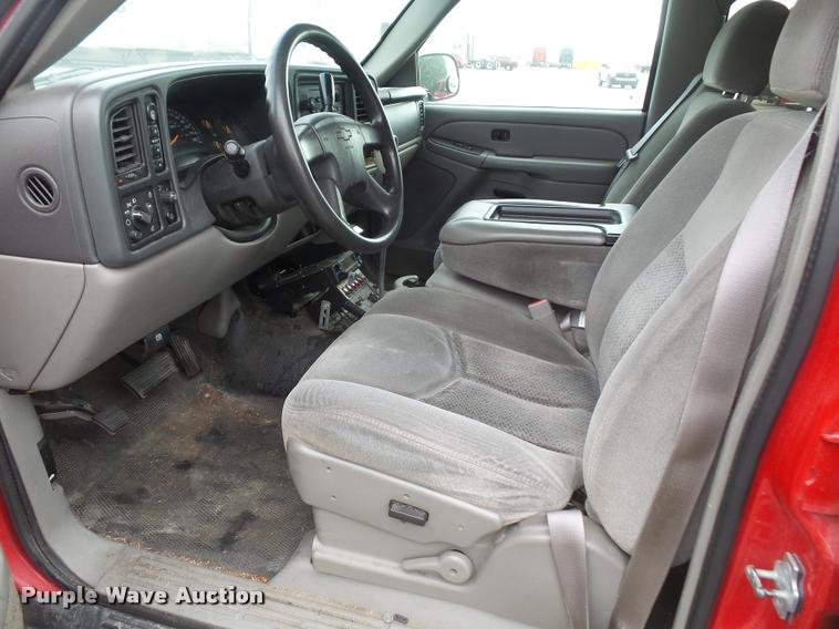 image for item K3575 2005 Chevrolet Suburban 2500 SUV