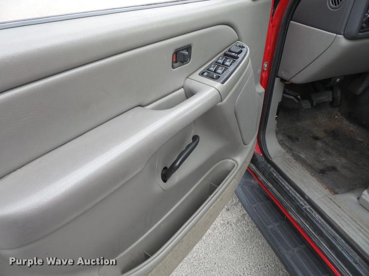 image for item K3575 2005 Chevrolet Suburban 2500 SUV