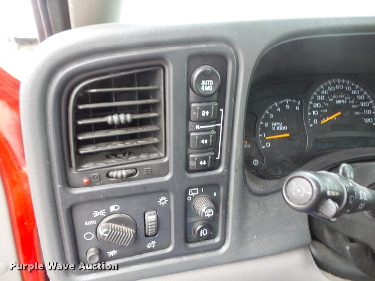 image for item K3575 2005 Chevrolet Suburban 2500 SUV