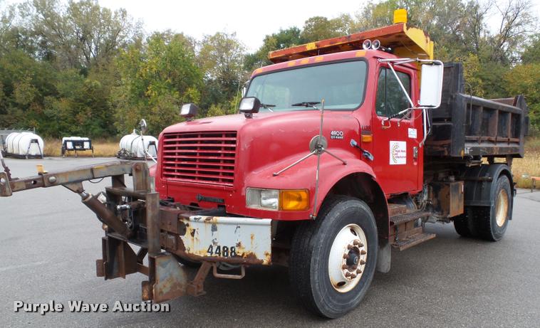 image for item K8136 1999 International 4900 roll-off truck