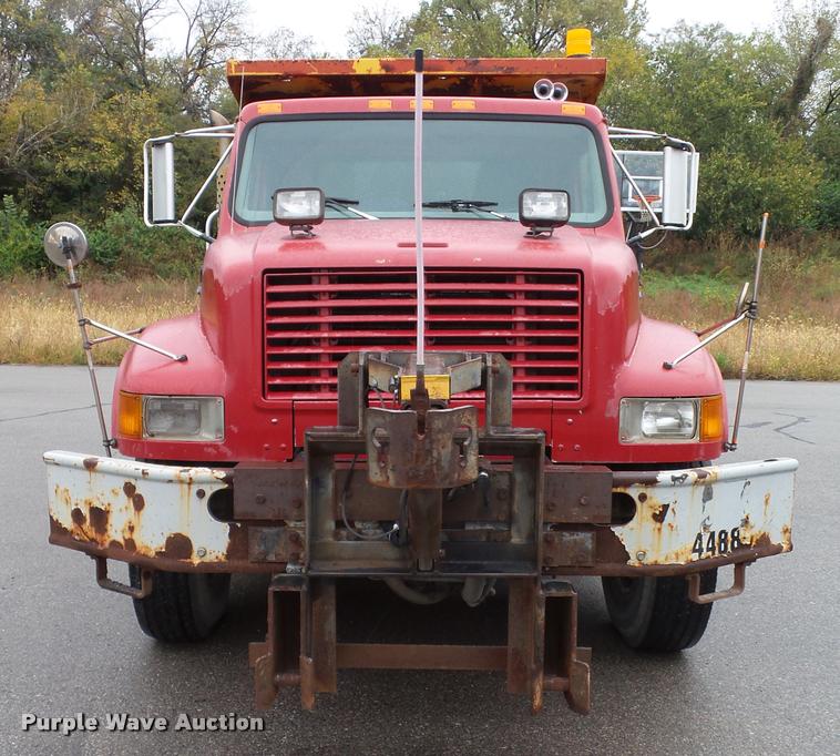 image for item K8136 1999 International 4900 roll-off truck