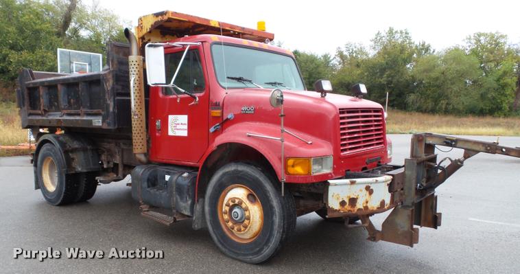 image for item K8136 1999 International 4900 roll-off truck