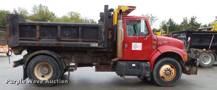 image for item K8136 1999 International 4900 roll-off truck