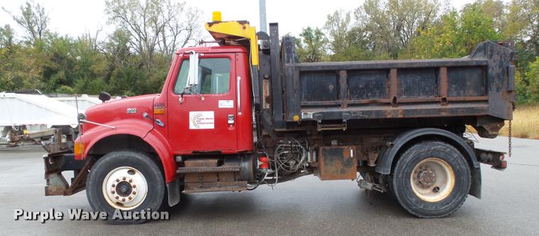 image for item K8136 1999 International 4900 roll-off truck
