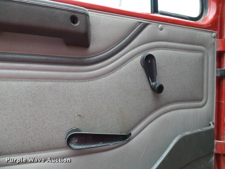 image for item K8136 1999 International 4900 roll-off truck