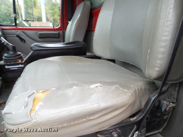 image for item K8136 1999 International 4900 roll-off truck