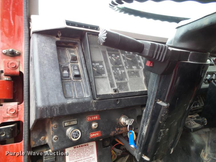 image for item K8136 1999 International 4900 roll-off truck