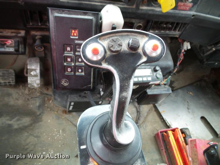 image for item K8136 1999 International 4900 roll-off truck