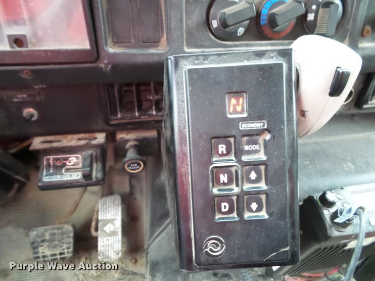 image for item K8136 1999 International 4900 roll-off truck