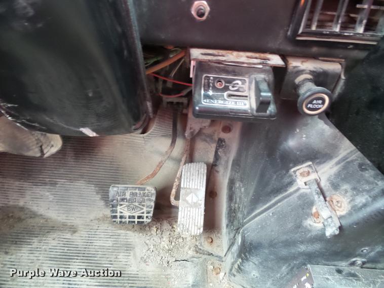 image for item K8136 1999 International 4900 roll-off truck