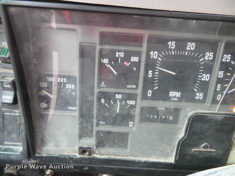 image for item K8136 1999 International 4900 roll-off truck