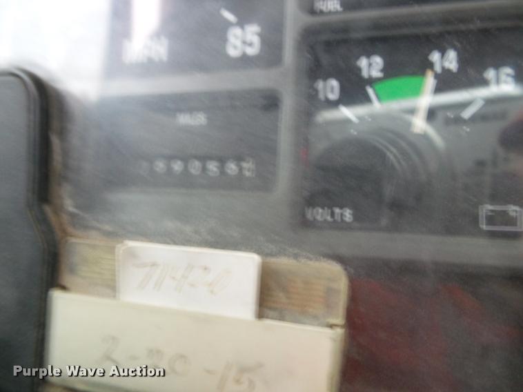 image for item K8136 1999 International 4900 roll-off truck