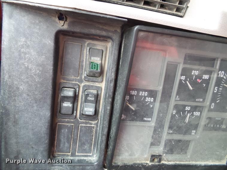 image for item K8136 1999 International 4900 roll-off truck