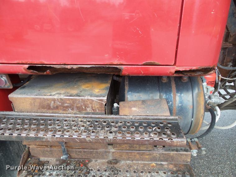 image for item K8136 1999 International 4900 roll-off truck