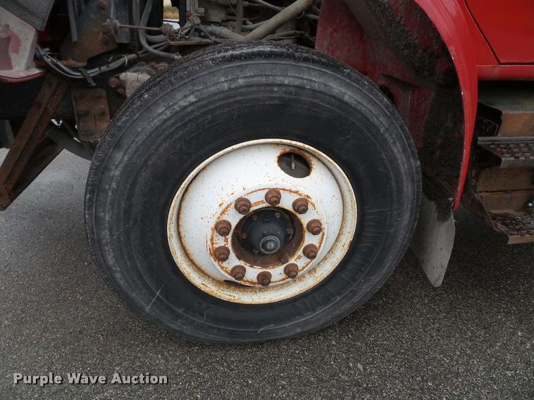 image for item K8136 1999 International 4900 roll-off truck