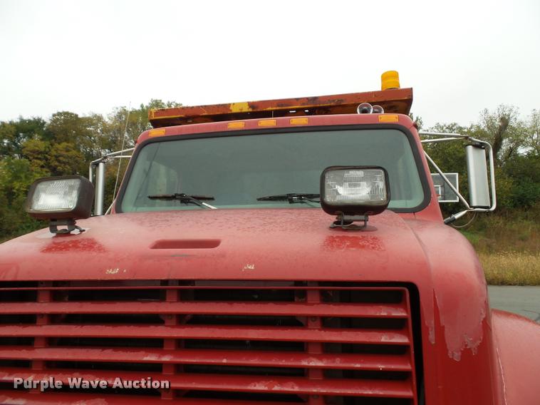 image for item K8136 1999 International 4900 roll-off truck