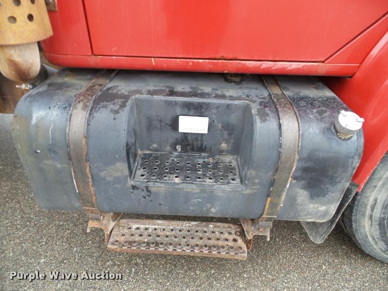 image for item K8136 1999 International 4900 roll-off truck