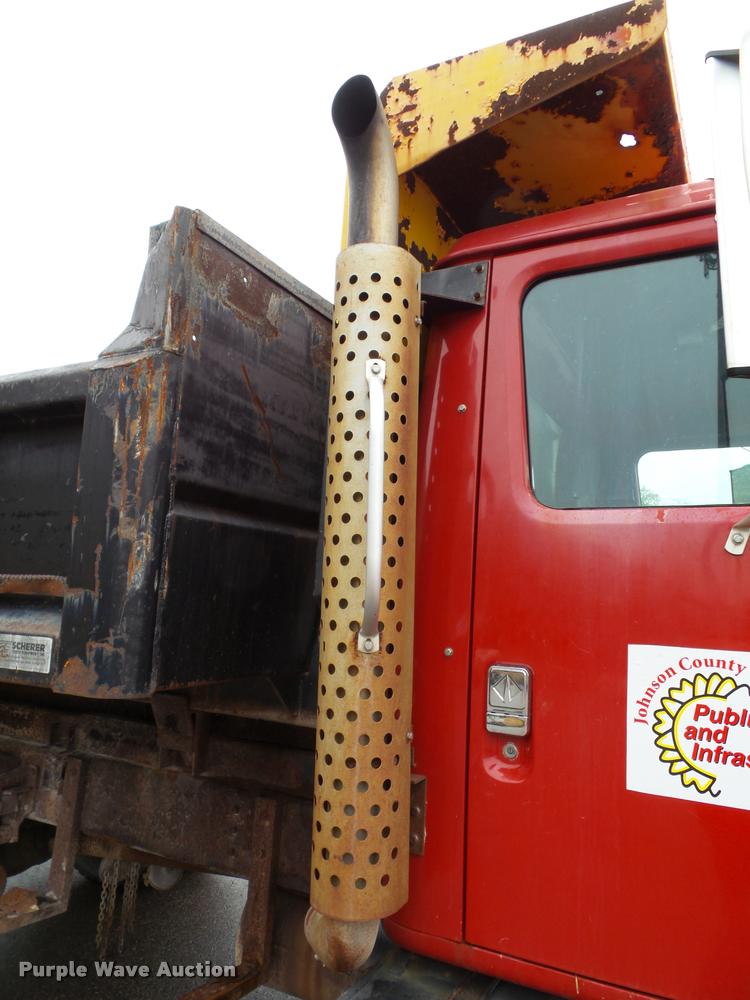 image for item K8136 1999 International 4900 roll-off truck