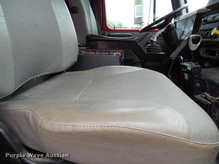 image for item K8136 1999 International 4900 roll-off truck