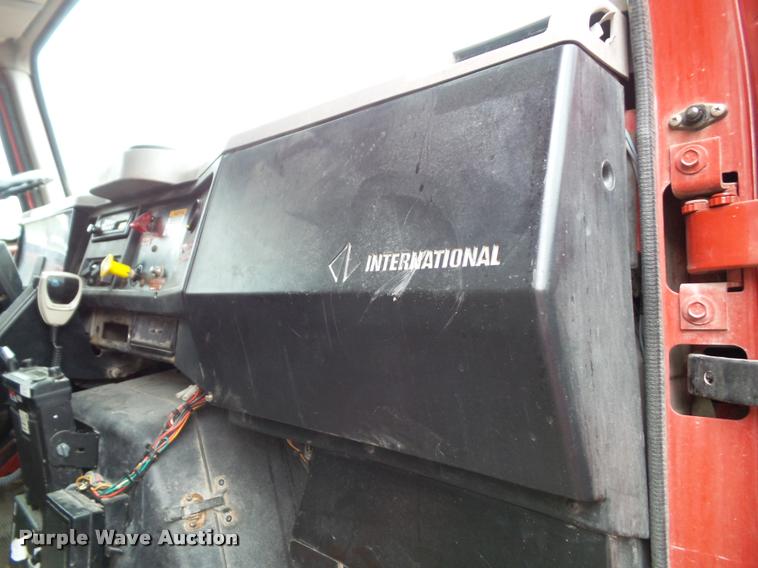 image for item K8136 1999 International 4900 roll-off truck