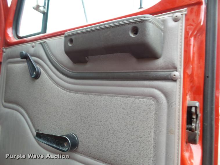 image for item K8136 1999 International 4900 roll-off truck