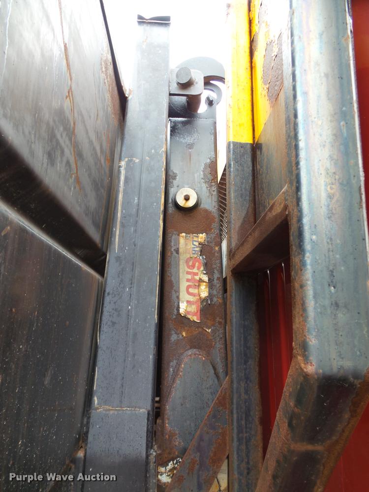 image for item K8136 1999 International 4900 roll-off truck