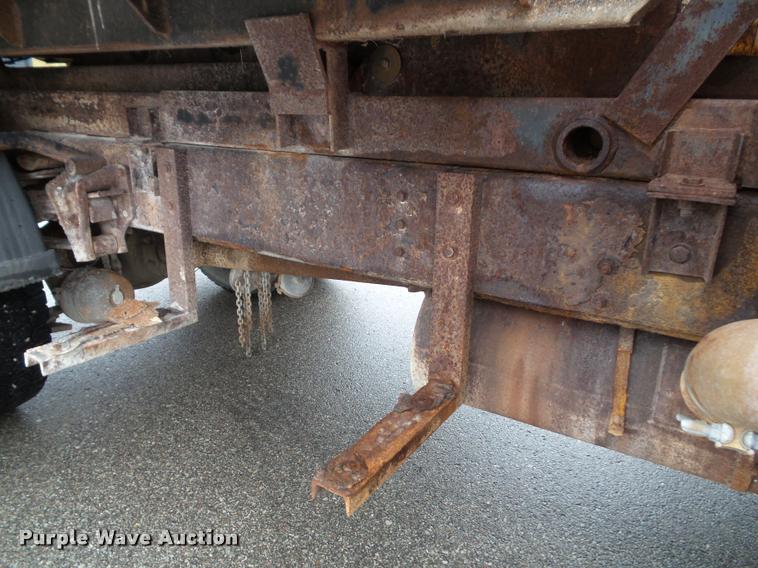 image for item K8136 1999 International 4900 roll-off truck