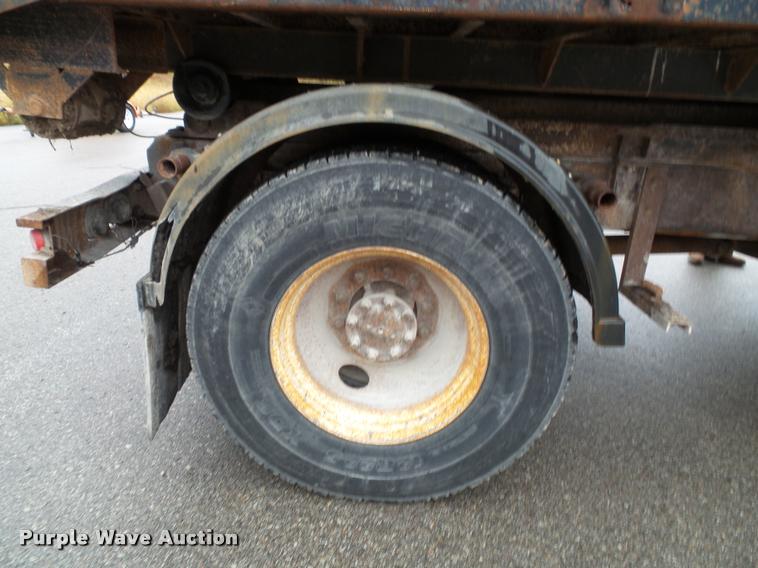 image for item K8136 1999 International 4900 roll-off truck