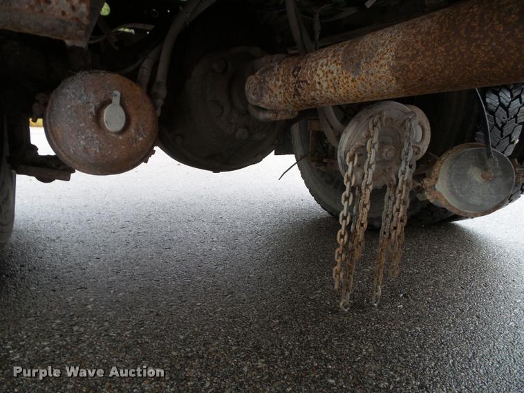 image for item K8136 1999 International 4900 roll-off truck