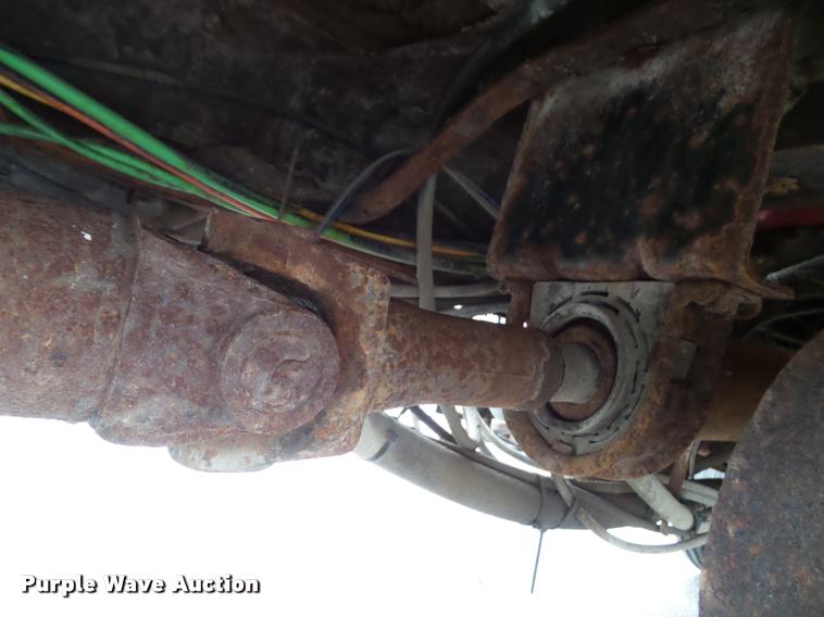 image for item K8136 1999 International 4900 roll-off truck