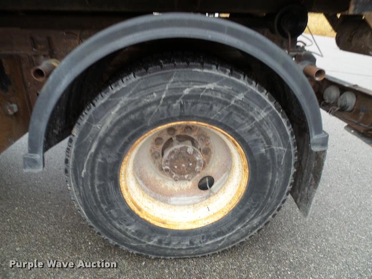 image for item K8136 1999 International 4900 roll-off truck