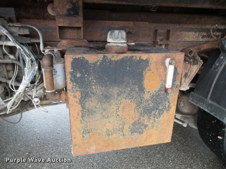 image for item K8136 1999 International 4900 roll-off truck