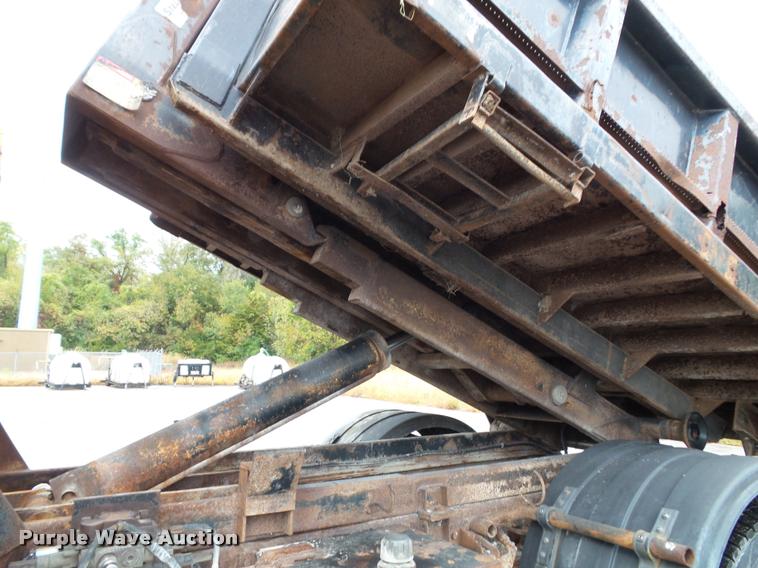 image for item K8136 1999 International 4900 roll-off truck