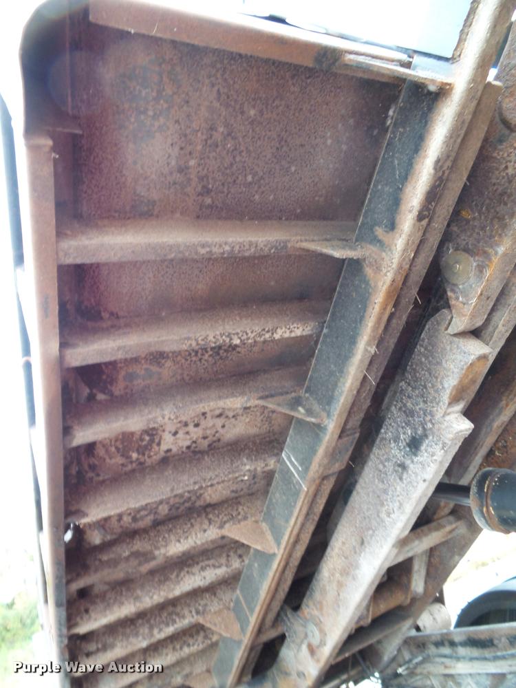 image for item K8136 1999 International 4900 roll-off truck