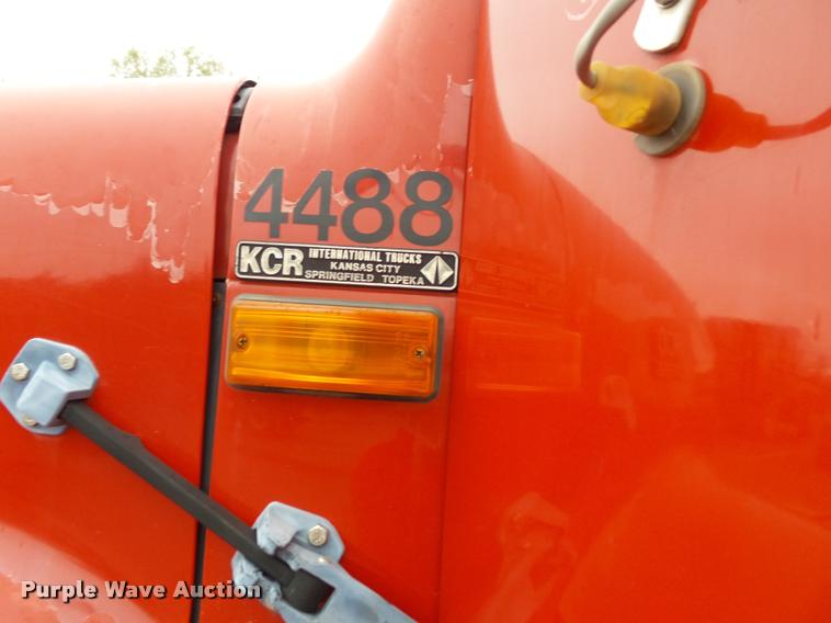 image for item K8136 1999 International 4900 roll-off truck
