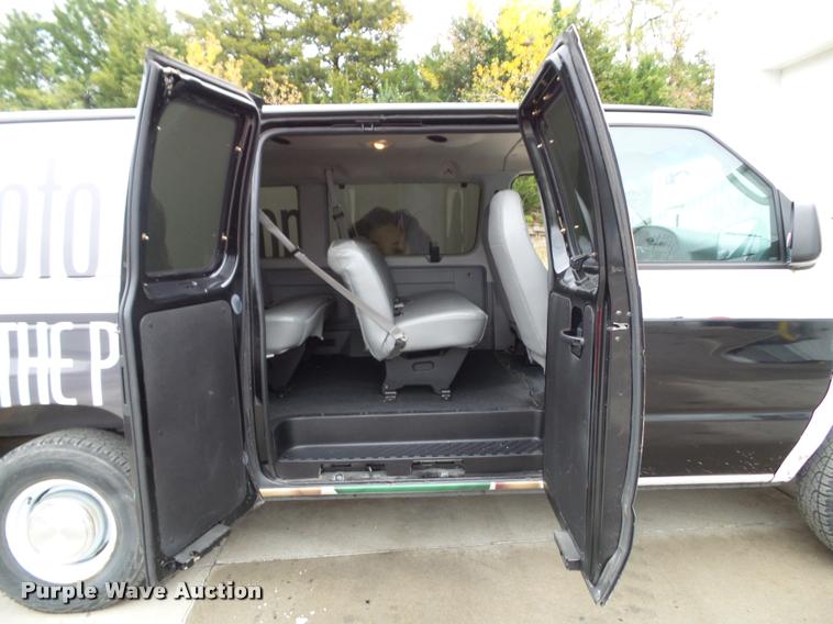 image for item K8151 2005 Ford E350 van