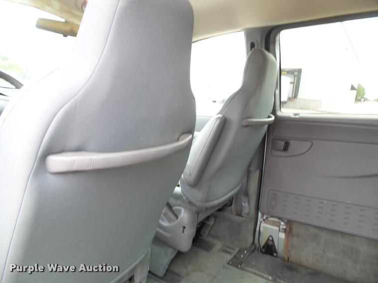 image for item K8156 2004 Dodge Grand Caravan van