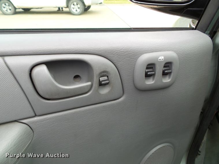 image for item K8156 2004 Dodge Grand Caravan van