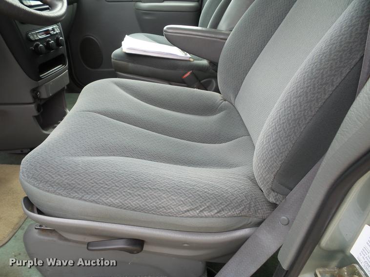 image for item K8156 2004 Dodge Grand Caravan van