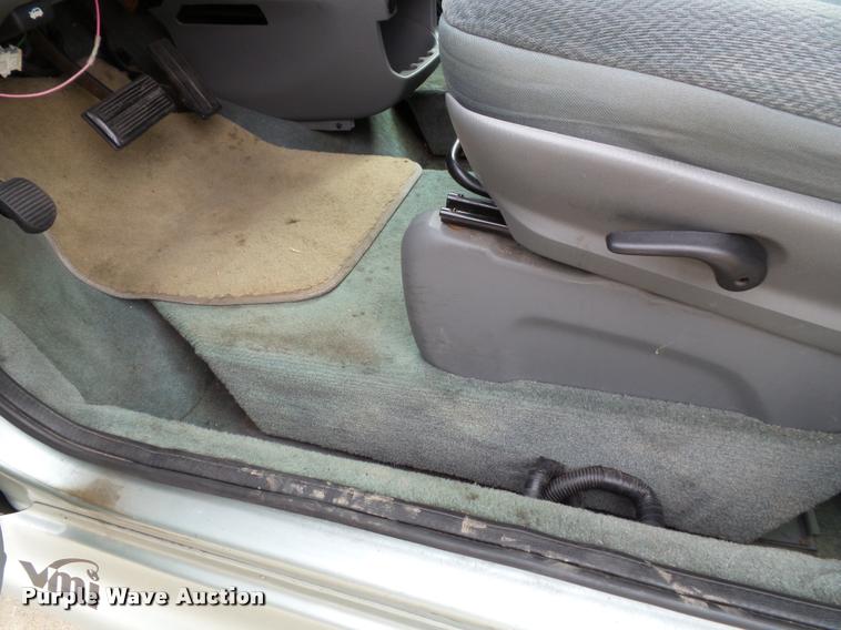 image for item K8156 2004 Dodge Grand Caravan van