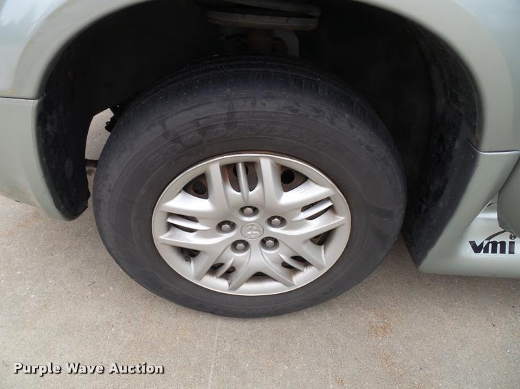 image for item K8156 2004 Dodge Grand Caravan van