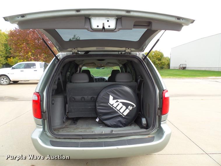 image for item K8156 2004 Dodge Grand Caravan van
